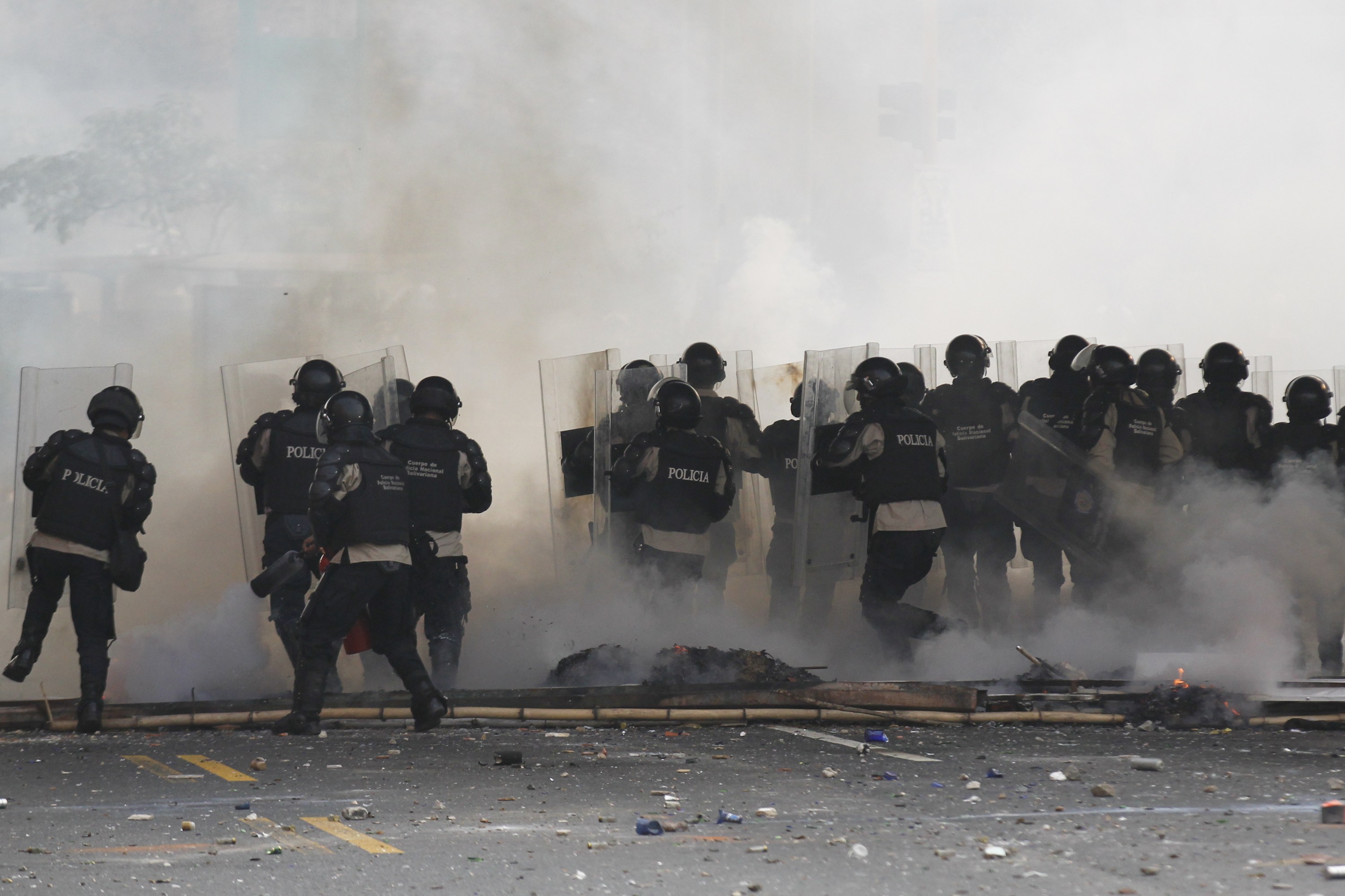 Policiais venezuelanos tentam conter manifestantes opositores ao governo de Nicolás Maduro | Christian Veron/Reuters