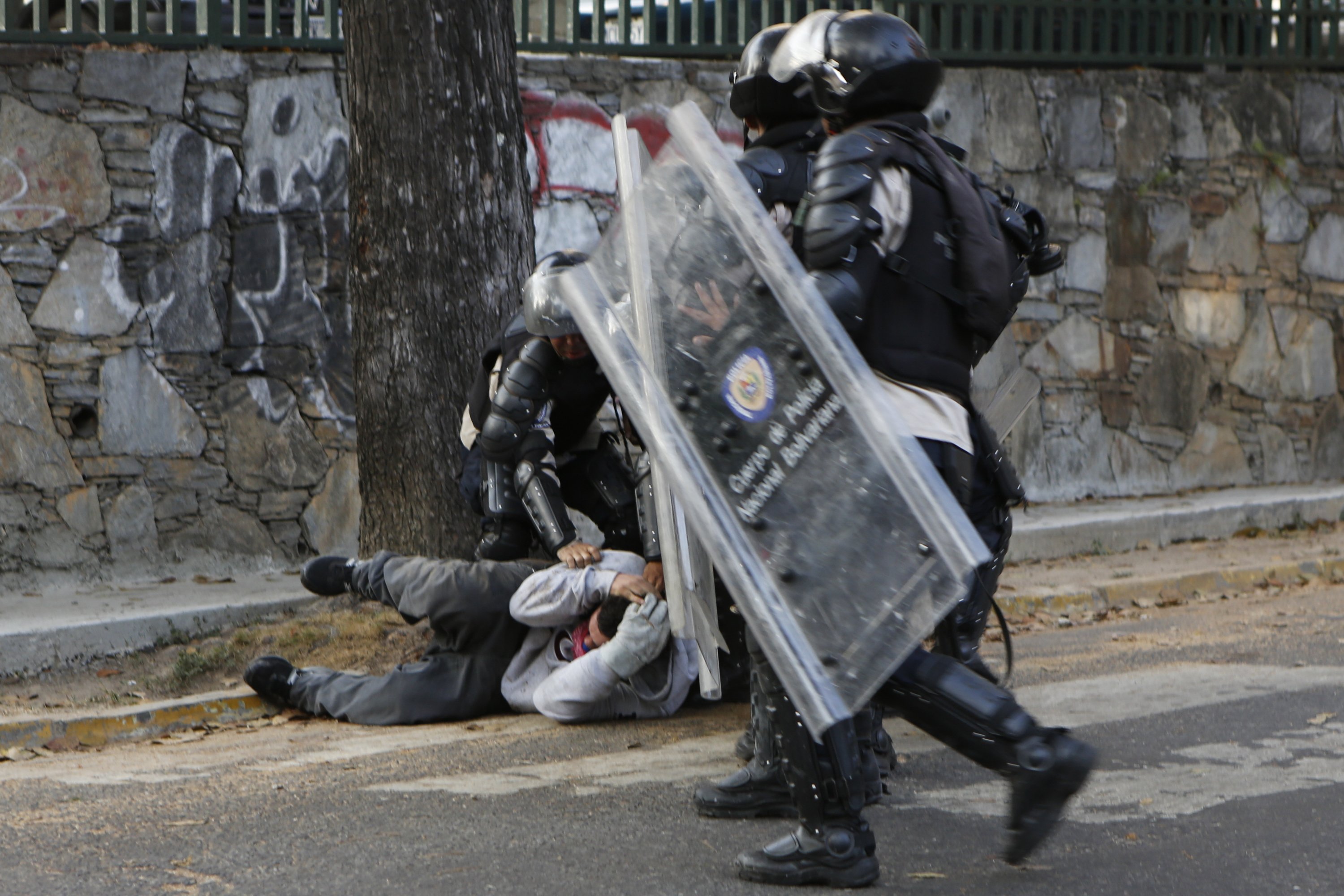 Policiais venezuelanos agridem manifestantes opositores ao governo de Nicolás Maduro | Christian Veron/Reuters
