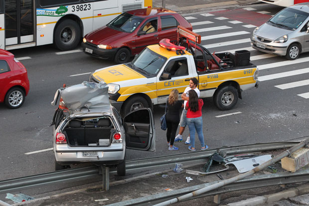 Um motorista bateu o carro em um poste e morreu no bairro do Tatuapé, na zona leste de São Paulo. O caso ocorreu por volta das 9h15 deste domingo, dia 16, na Avenida Conselheiro Carrão. Uma mulher que estava no banco do passageiro ficou ferida. O motorista morreu no local e a mulher socorrida foi levada para o Hospital Cruz Azul. Não há informações sobre o estado de saúde dela | Luiz Guarnieri/Brazil Photo Press/Folhapress