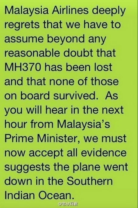 Mensagem de texto enviada pela companhia aérea Malaysia Airlines aos parentes dos passageiros do voo MH370 para confirmar que o avião caiu: "A Malaysia Airlines lamenta profundamente ter que admitir acima de qualquer dúvida que o voo MH370 se perdeu e nenhuma das pessoas a bordo sobreviveu. Como vocês ouvirão na próxima hora do primeiro-ministro da Malásia, nós devemos aceitar todas as evidências que sugerem que o avião caiu no sul do oceano Índico" | Reprodução/Twitter