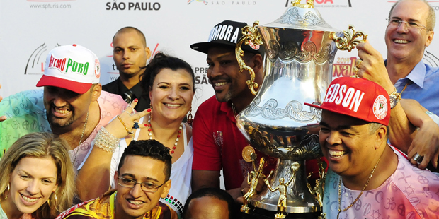 Ao centro, Solange Cruz Bichara, presidente da Mocidade Alegre, cercada membros da escola / Junior Lago / Folhapress