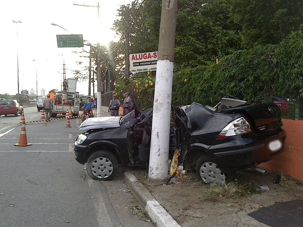 Uma pessoa morreu e quatro ficaram feridas na batida de um carro contra um poste na rodovia Castello Branco, sentido interior, na tarde desta terça-feira. Além do motorista, de 22 anos, que morreu no local, uma mulher foi socorrida pelo helicóptero Águia e duas outras levadas ao hospital Regional de Osasco. Uma quinta pessoa teve ferimentos leves | Débora Mendonça/Band