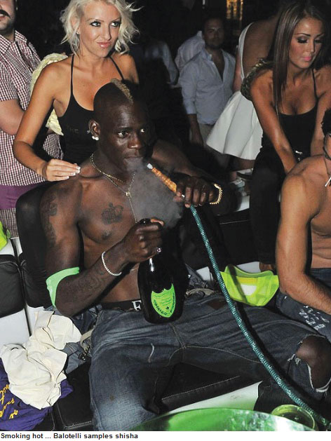 As baladas e o cigarro também fazem parte da vida do atacante. Foi flagrado na farra em Saint-Tropez, na França, após o vice na Euro com a Azzurra em 2012. Narguilé, garrafas de espumante e massagens de uma bela loira | Reprodução