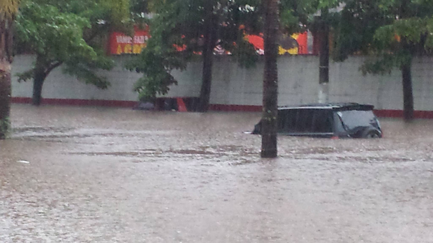 Alagamento na avenida Engenheiro Alberto de Zagottis - uma travessa da pista local da Marginal do Rio Pinheiros, na zona sul de São Paulo | Andreson Costa/Ouvinte Rádio Band News FM