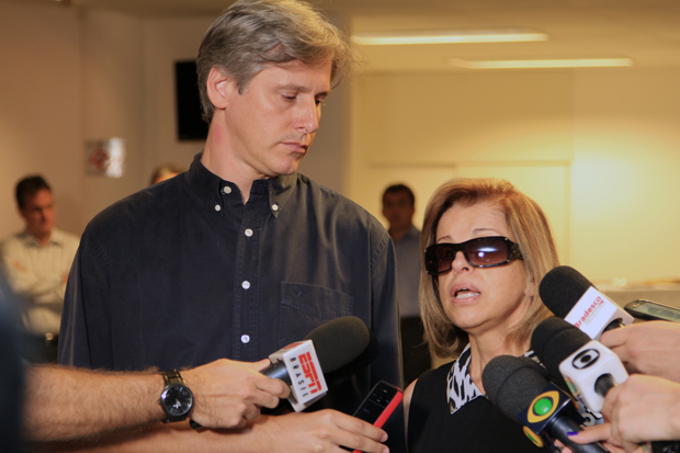 Giselda, mulher de Bellini, fala à imprensa durante o velório do ex-jogador / Marcelo D