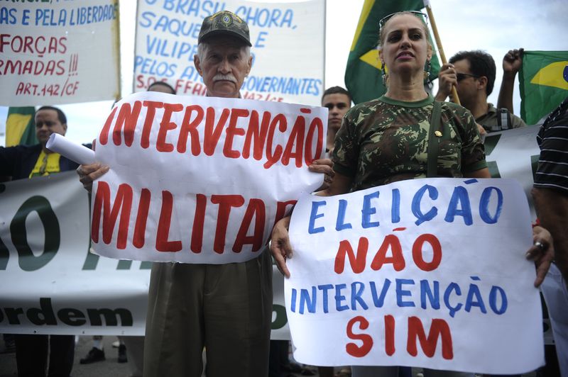Integrantes da Marcha pela Família com Deus pedem o fim das eleições diretas e a volta da ditadura militar | Fernando Frazão/Agência Brasil