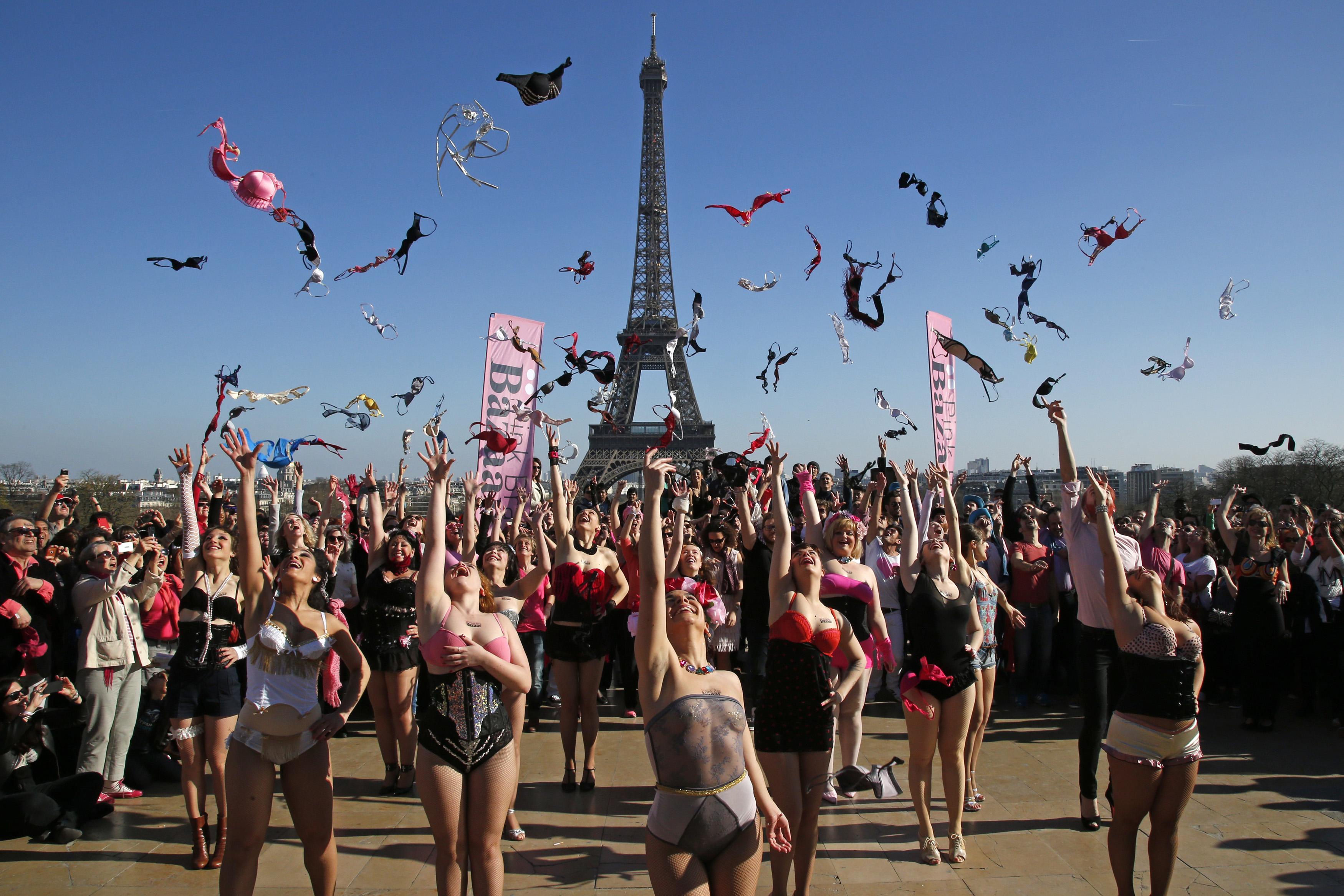 Mulheres atiram sutiãs durante o Pink Bra Bazaar, em Paris - Benoit Tessier/ Reuters