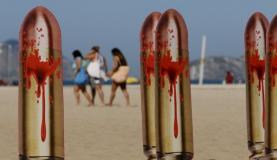 Movimento Rio de Paz promove ato público em memória da juíza Patrícia Acioli. Na areia da praia de Copacabana foram fixadas 21 fotografias de bala de revólver, lembrando os 21 tiros disparados contra a juíza | Arquivo/Agência Brasil