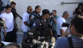Os três policiais militares acusados de arrastar a auxiliar de serviços gerais Claudia Ferreira chegam para depoimento na delegacia de Madureira | Tomaz Silva/Agência Brasil