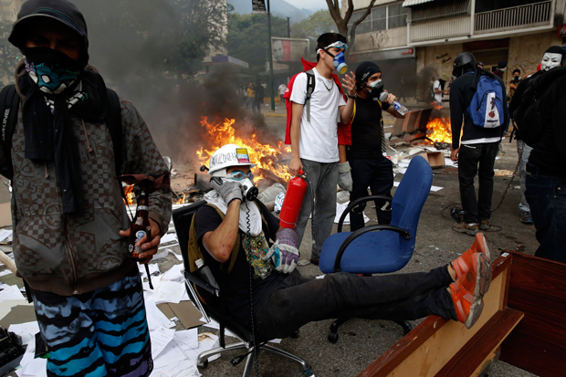 Manifestações contra o governo de Nicolás Maduro já deixaram 1.300 pessoas presas | Carlos Garcia Rawlins/Reuters