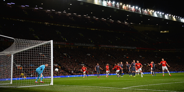 Van Persie (fora da imagem) desloca o goleiro para fazer o terceiro do Manchester | Laurence Griffiths/Getty Images