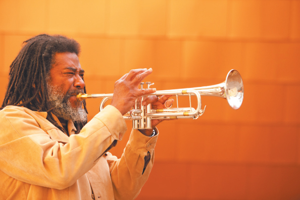 Wadada Leo Smith & Hprizm Esse é um encontro inédito entre o trompetista Smith e o multiartista, fundador do grupo de hip hop experimental Anti Pop Consortium. O espetáculo “Waves” foi criado especialmente para o festival e é descrito pelos artistas como um “trabalho audiovisual impressionista”. Dias 9/8, às 21h30; e 10/8, às 19h. R$ 30