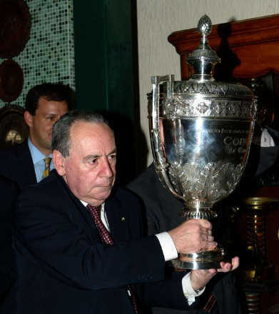 Ex-presidente do Palmeiras, Affonso della Monica ergue taça da Copa Rio conquistada pela equipe em 1951 | Fernando Santos/Folhapress