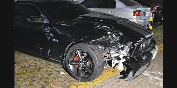 Frente de Mustang ficou parcialmente destruída com o impacto | Edu Silva/Futura Press