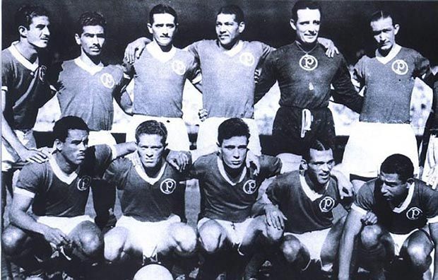 Time campeão Mundial de 1951 (da esq. para a dir.): Salvador, Dema, Túlio, Juvenal, Fabio Crippa e Luiz Villa. Agachados: Liminha, Ponce de León, Richard, Jair Rosa Pinto e Rodrigues - Divulgação/Palmeiras