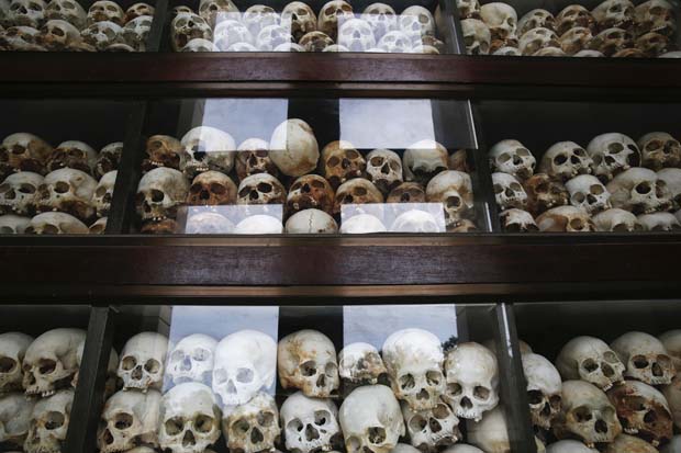 Crânios são expostos em memorial em homenagem às vítimas do Khmer Vermelho no Camboja | Damir Sagolj