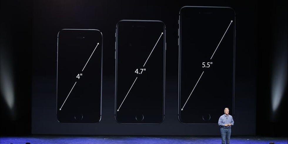 Vice-presidente da Apple, Phil Schiller mostra a diferença no tamanho da tela dos novos iPhones | Stephen Lam/Reuters