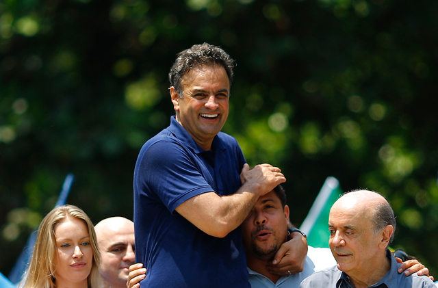 Acompanhado pelo senador eleito José Serra, Aécio Neves é carregado por Ronaldo durante campanha | Ricardo Moraes/Reuters