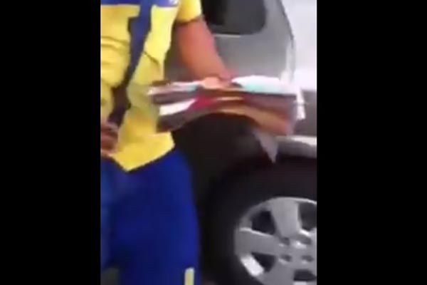 Funcionário dos Correios entrega material de campanha em vídeo divulgado na internet | Reprodução/Youtube