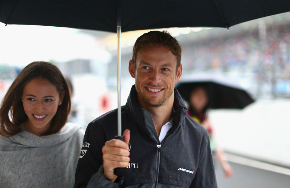 Jenson Button passeia com a esposa, a modelo Jessica Michibata, pelos boxes de Suzuka | Clive Mason/Getty Images