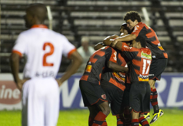 Jogadores do Oeste comemoram o gol de Régis, para tristeza dos lusitanos | José Luis Silva/AGIF/Folhapress