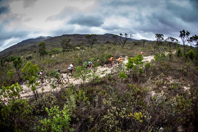 Ciclistas sofrem com o calor nos 1.880 m de subidas acumuladas nesta 5ª etapa da ultramaratona de MTB | Fábio Piva/ Brasil Ride