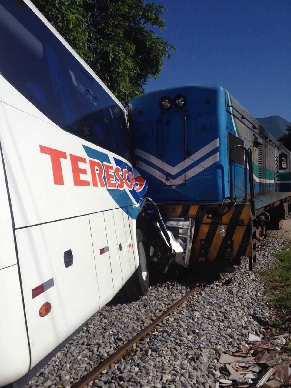Ao menos 41 pessoas ficaram feridas na batida entre o ônibus e o trem da Supervia | Reprodução / Twitter