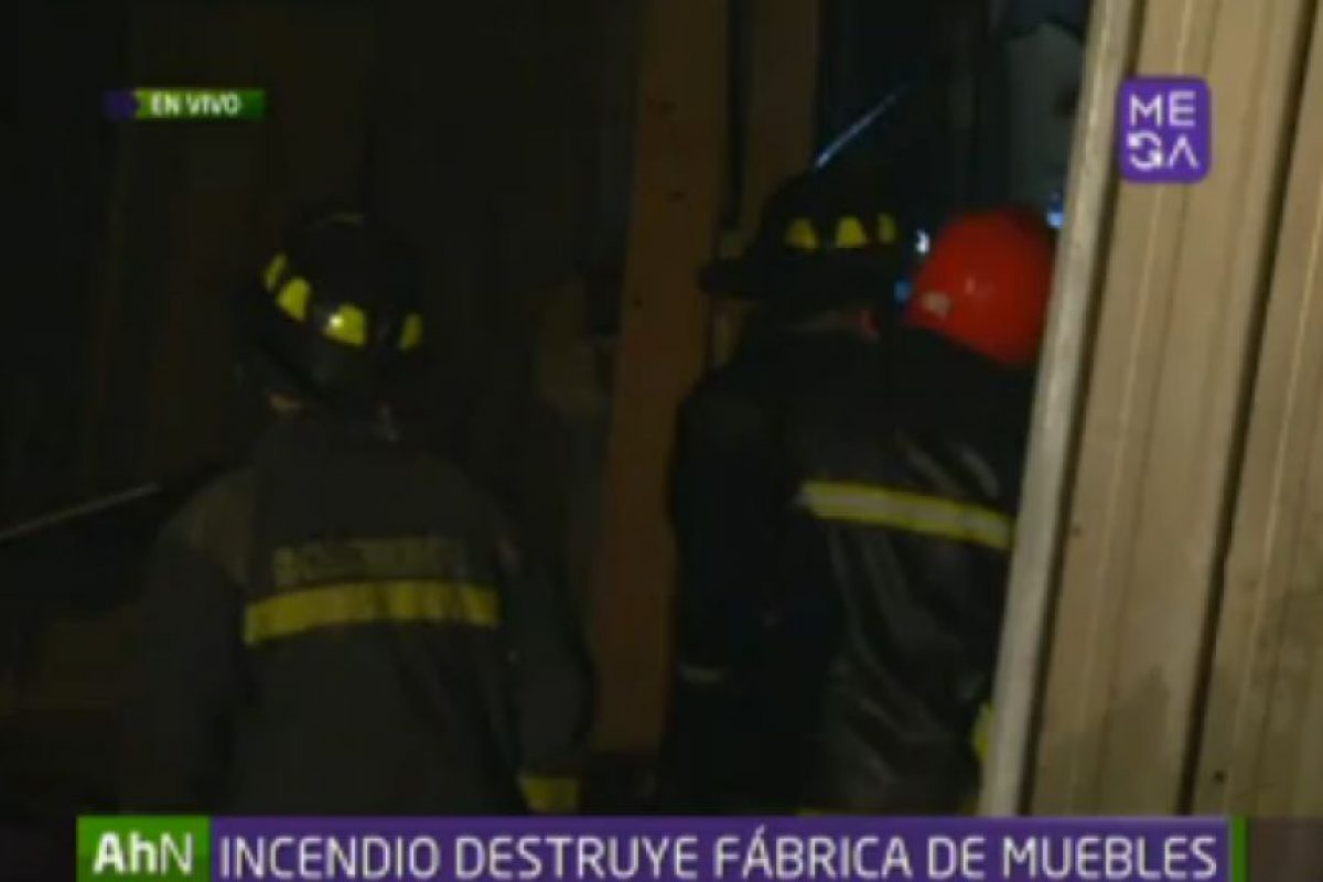 Voraz incendio afectó a una fábrica de muebles en La Granja