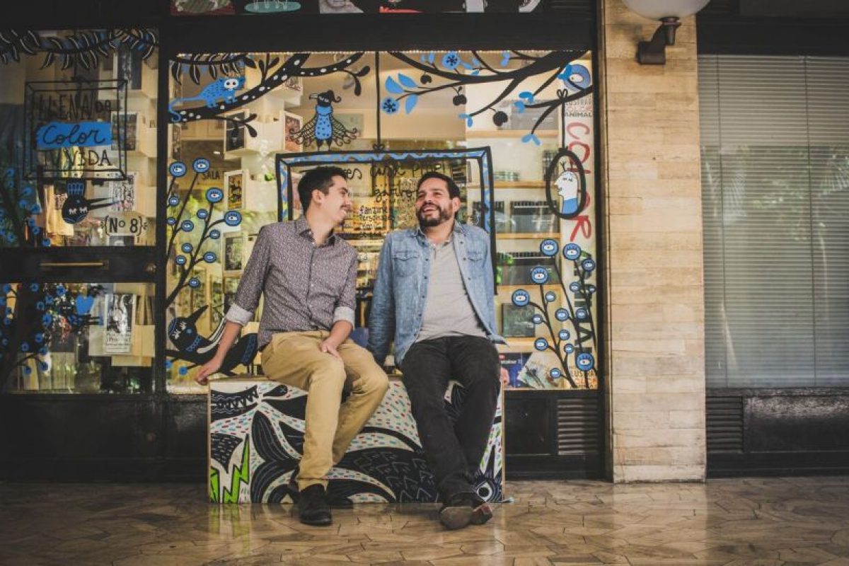 Pablo y Luis acusan una discriminación arbitraria de parte de imprebnta que no quiso realizarles las invitaciones para su ceremonia de firma del Acuerdo de Unión Civil. Foto: Gentileza. Imagen Por: 