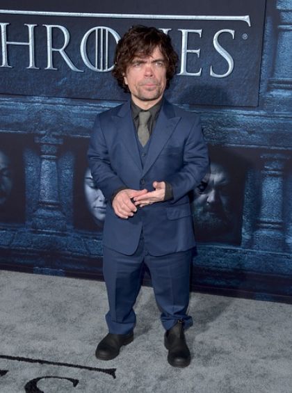 Peter Dinklage/Mide 1 metro con 35 centímetros (53 pulgadas)