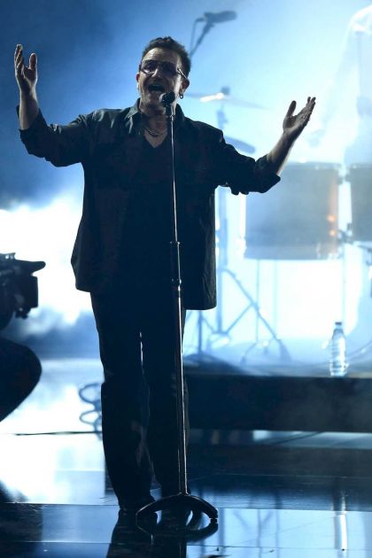 El vocalista y líder de U2 tuvo que ser rescatado tras el ataque que dejó a más de 80 personas muertas.