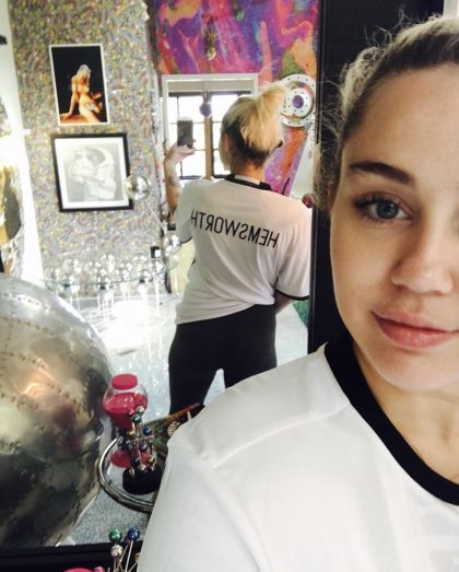 Miley luce más feliz que antes y muestra de ello es este selfie con una camiseta que lleva el apellido Hemsworth