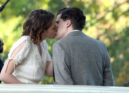 El personaje de Stewart debe elegir entre un joven y su tío, un magnate del cine.