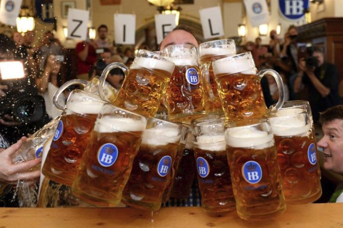 Al cabeza una cerveza de dolor tomar