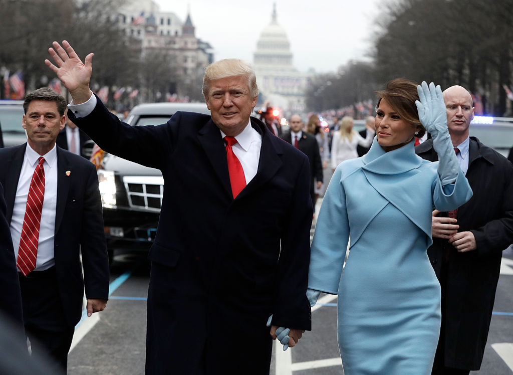 El agente a la derecha de la imagen es el que desató la polémica. Foto: Getty Images