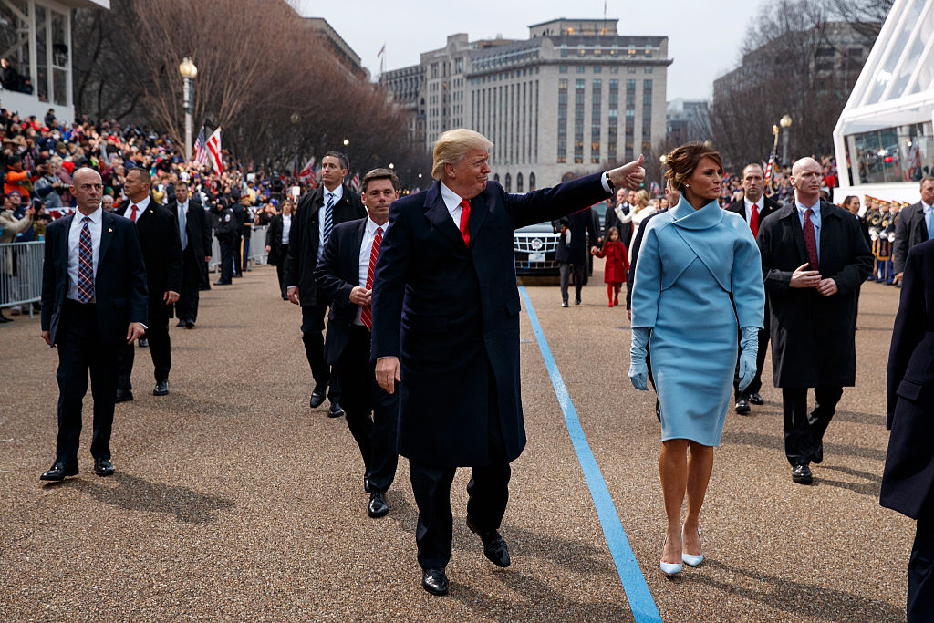 El agente a la derecha de la imagen es el que desató la polémica. Foto: Getty Images