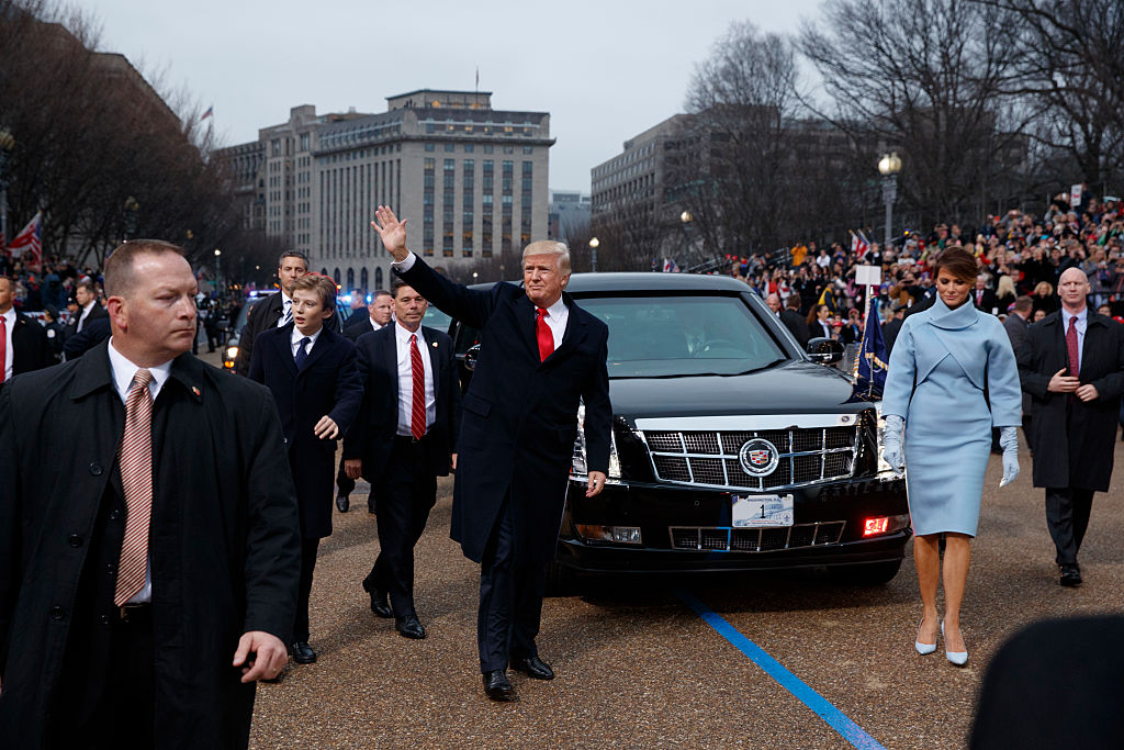 El agente a la derecha de la imagen es el que desató la polémica. Foto: Getty Images