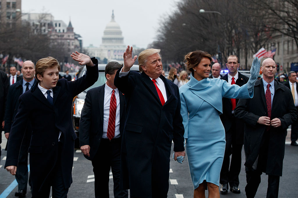 En esta imagen se ve al agente con las manos en otra posición. Foto: Getty Images