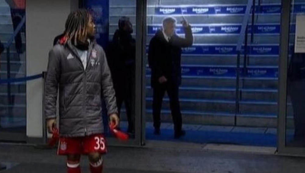 El obsceno gesto de Carlos Ancelotti a los hinchas del Hertha Berlín fue captado por las cámaras de televisión / Twitter