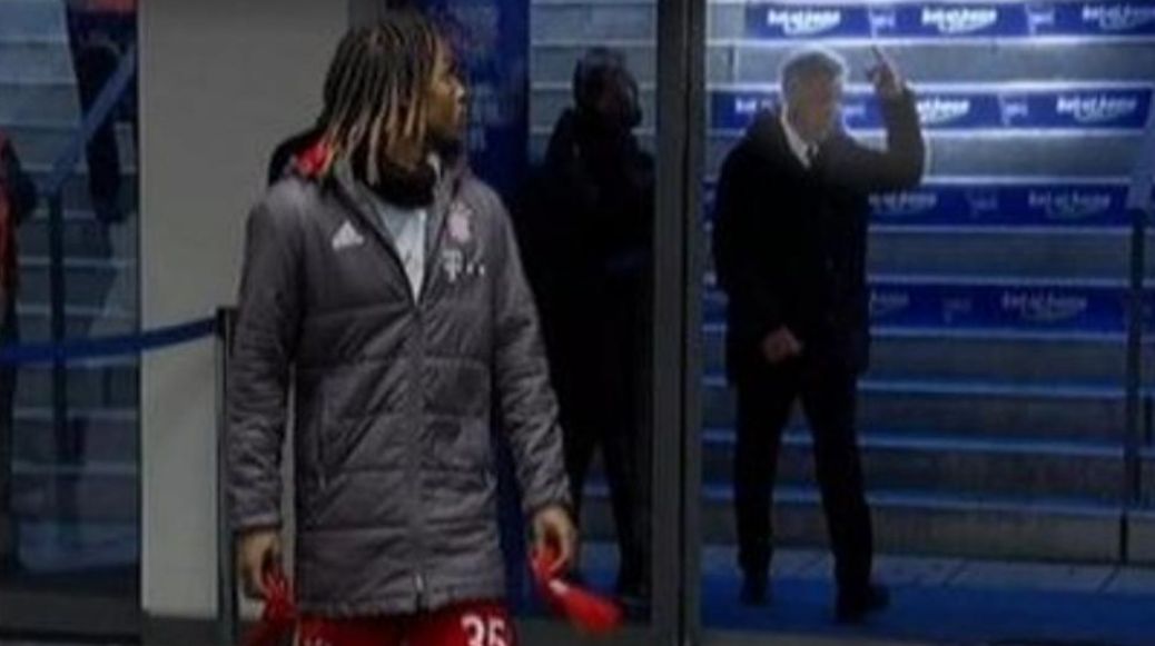 El obsceno gesto que complica a Carlo Ancelotti en Alemania contra los hinchas del Hertha Berlín