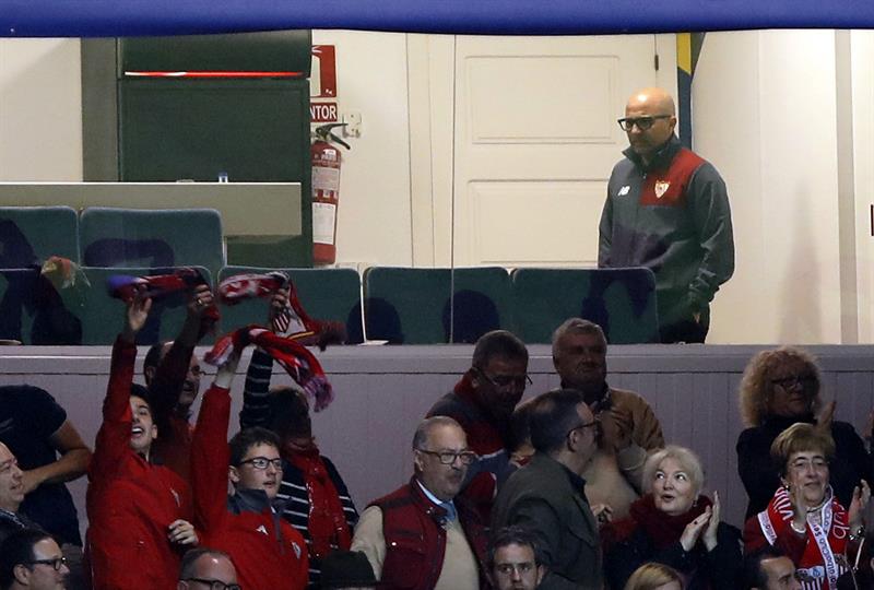 Sampaoli tuvo que ver el partido desde la tribuna porque está suspendido / EFE