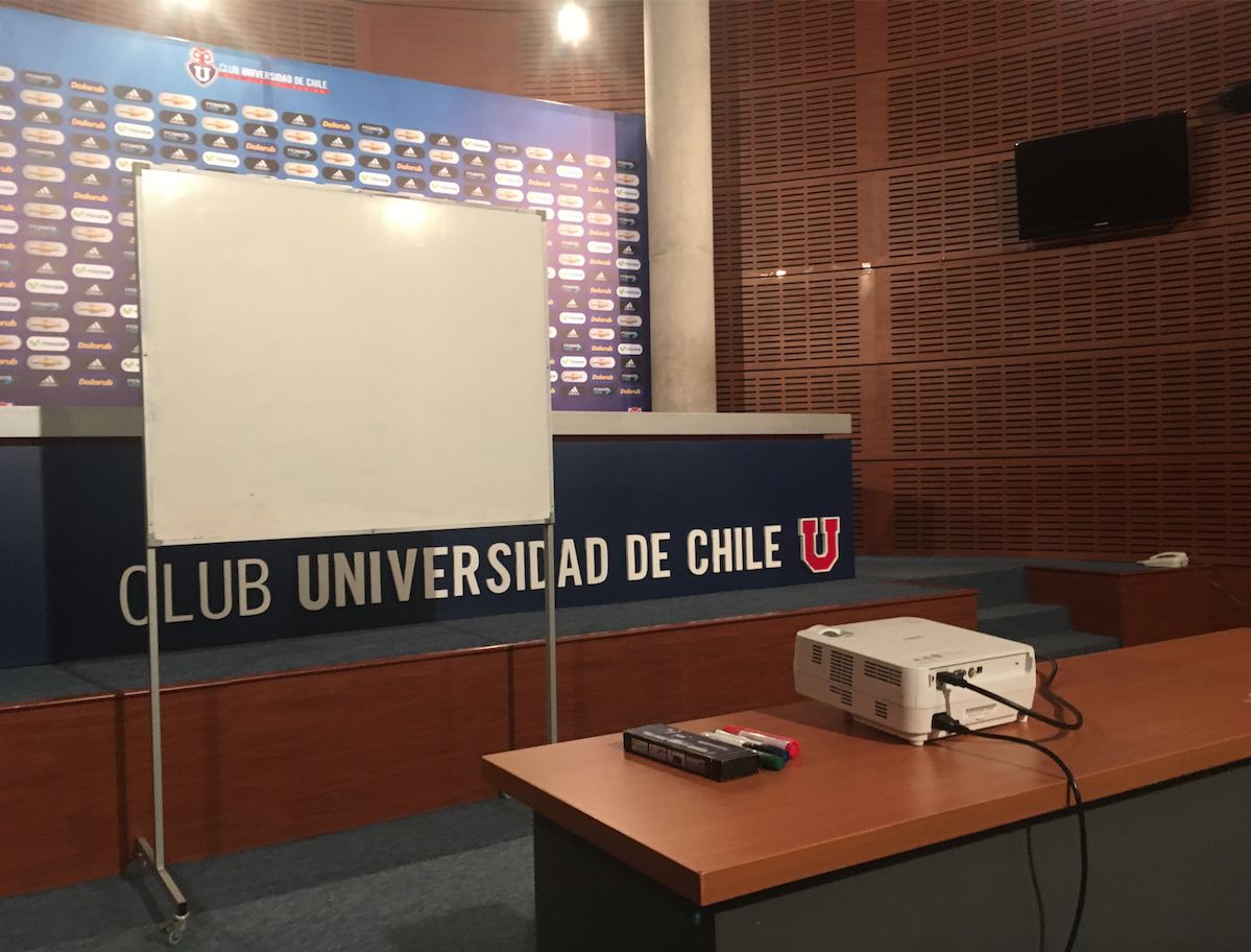 La proyectora, el pizarrón y los plumones listos para la charla del cuerpo técnico azul / Diego Espinoza