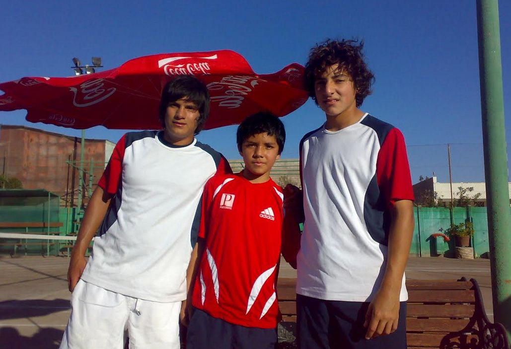 Soto junto a unos jóvenes Bastián Malla y Christian Garín / Gentileza