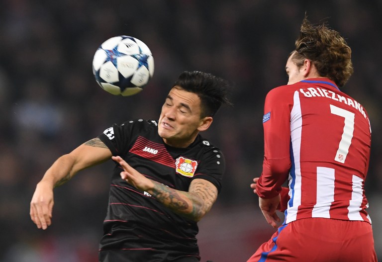Aránguiz pasó a ser suplente en el Leverkusen con la llegada de Tuyfan Korkut / AFP