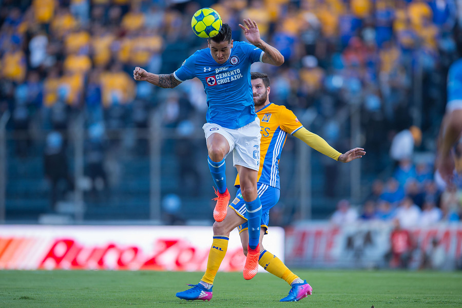 Enzo Roco ganándole un balón dividido al francés Andre-Pierre Gignac / Photosport