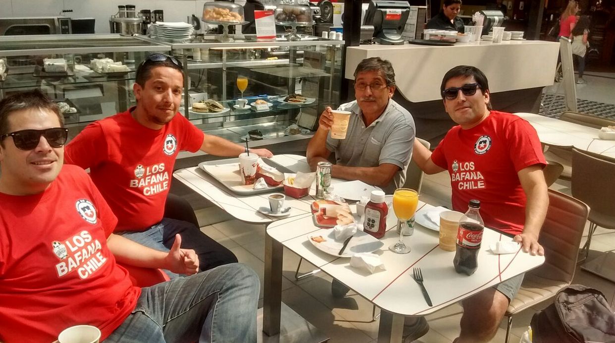 Los hinchas chilenos se toman Buenos Aires / Javier Ríos