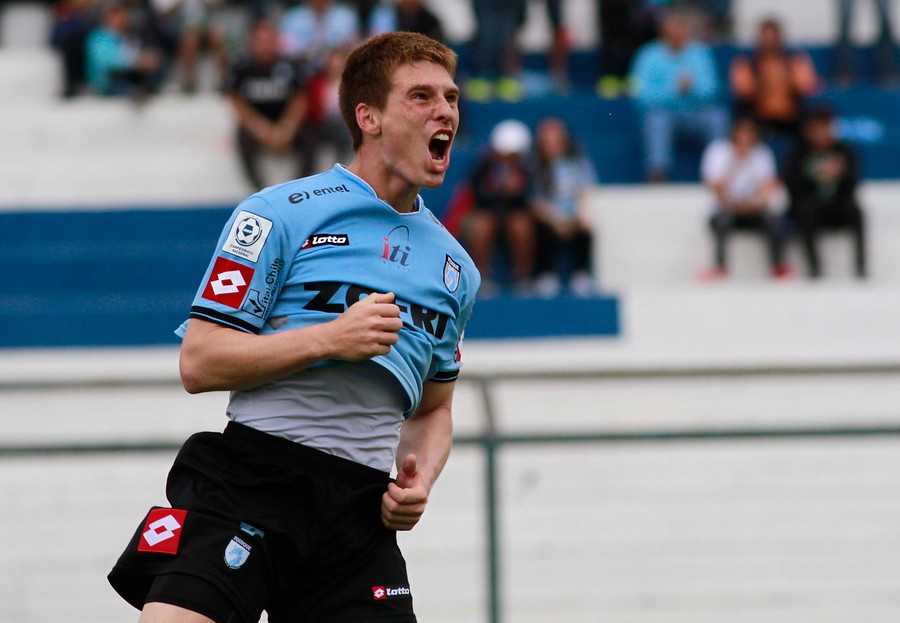 Santiago Romero celebrando un gol por Deportes Iquique / Agencia UNO