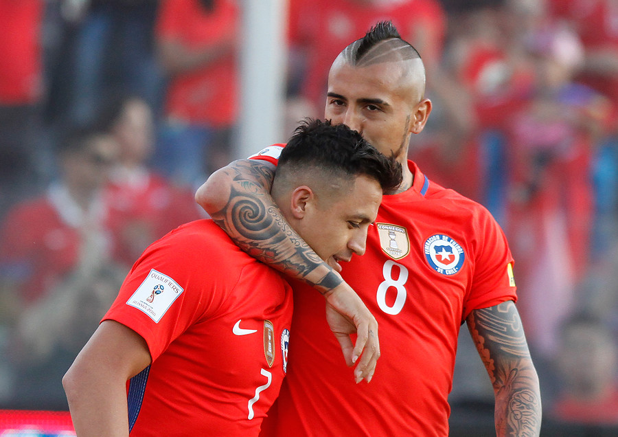Alexis Sánchez recibiendo el afecto de Arturo Vidal tras abrir la cuenta a los 5 minutos ante Venezuela / Agencia UNO