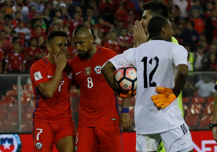 Alexis Sánchez pidiéndole el tiro penal a Arturo Vidal / Agencia UNO