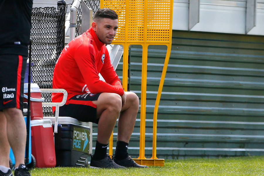 Eugenio Mena fue suplente ante Argentina y quedó fuera de la citación ante Venezuela / Photosport